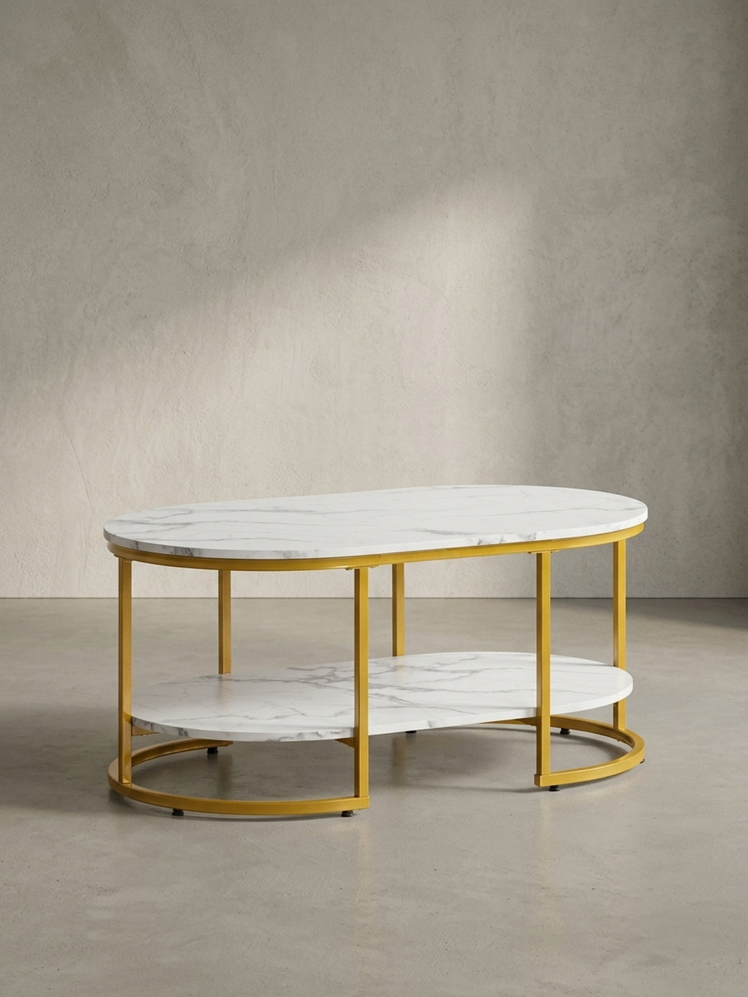 Ovaler Couchtisch mit weißer Marmor-Optik und filigranem goldenem Metallgestell, freigestellt vor weißem Hintergrund._