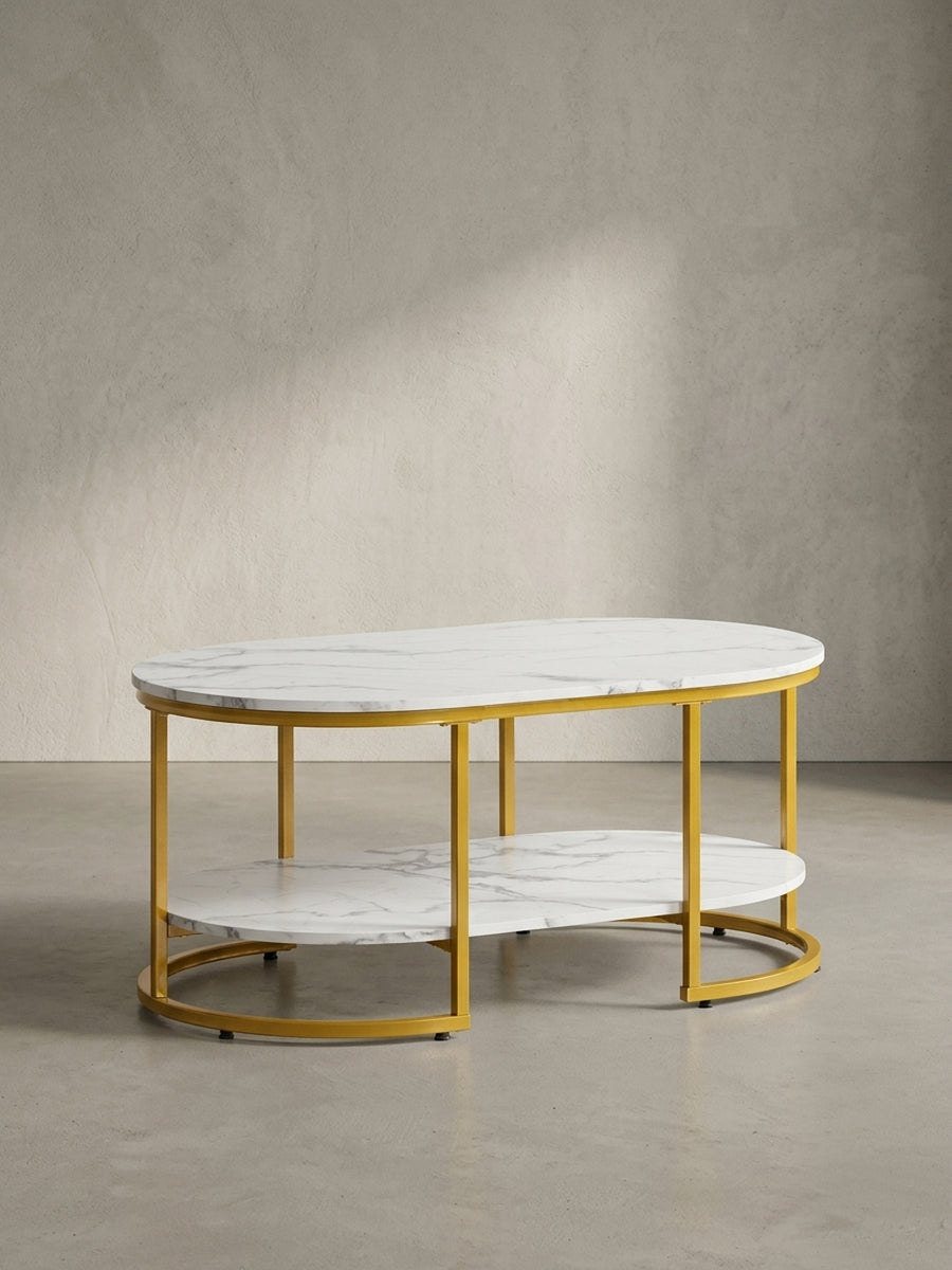 Ovaler Couchtisch mit weißer Marmor-Optik und filigranem goldenem Metallgestell, freigestellt vor weißem Hintergrund._