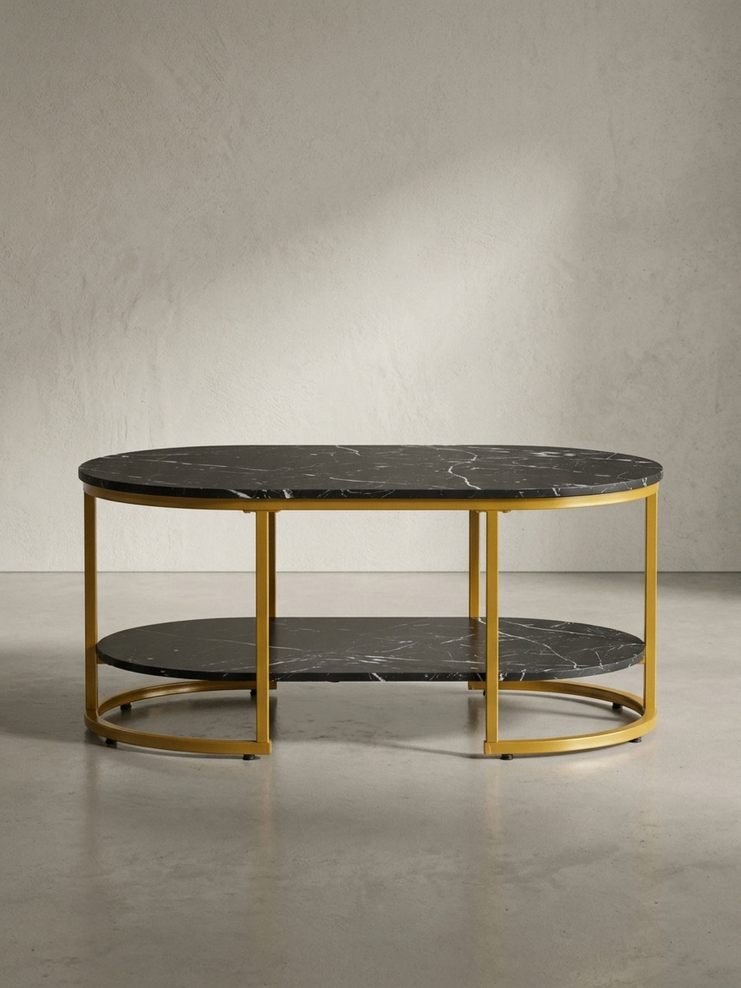 Gesamtüberblick über den Design-Couchtisch, dessen ovale Form und der Kontrast von schwarzer Marmor-Optik zu Gold ein Statement in jedem Wohnraum setzt._