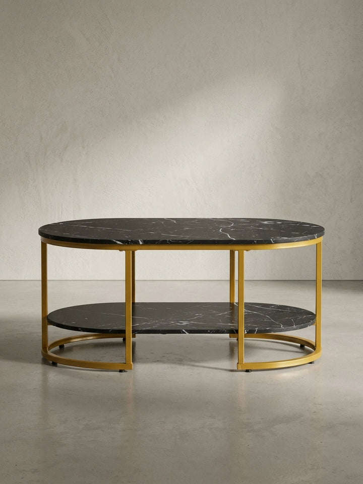 Gesamtüberblick über den Design-Couchtisch, dessen ovale Form und der Kontrast von schwarzer Marmor-Optik zu Gold ein Statement in jedem Wohnraum setzt._