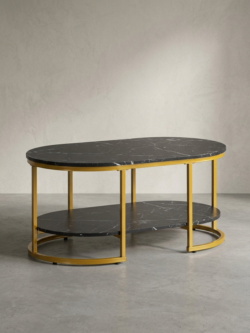 Dreiviertelansicht des ovalen Lounge-Tisches, die die elegante Silhouette und die praktische untere Ablagefläche des Designs in Schwarz-Gold hervorhebt._