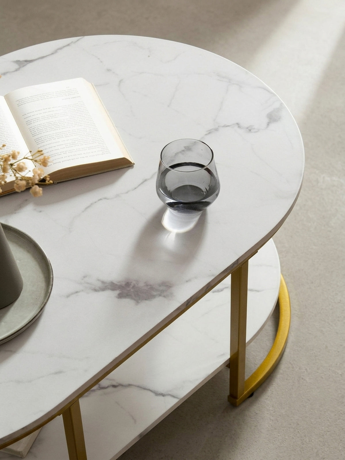Der ovale Design-Sofatisch aus einer anderen Perspektive, die die harmonisch abgerundeten Ecken der Tischplatten hervorhebt._