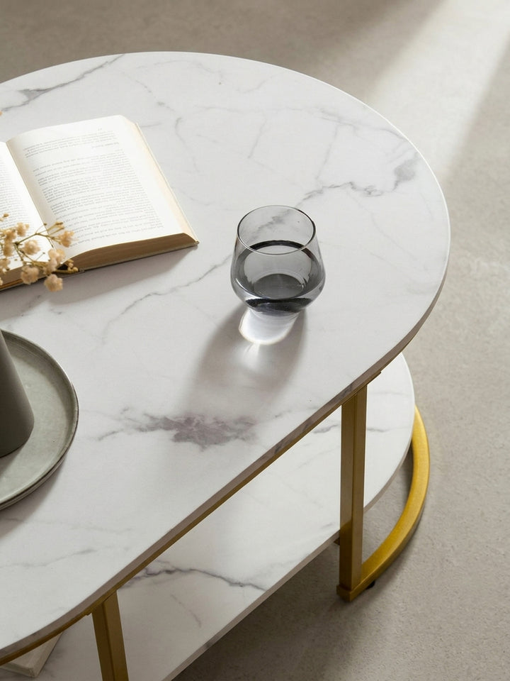 Der ovale Design-Sofatisch aus einer anderen Perspektive, die die harmonisch abgerundeten Ecken der Tischplatten hervorhebt._