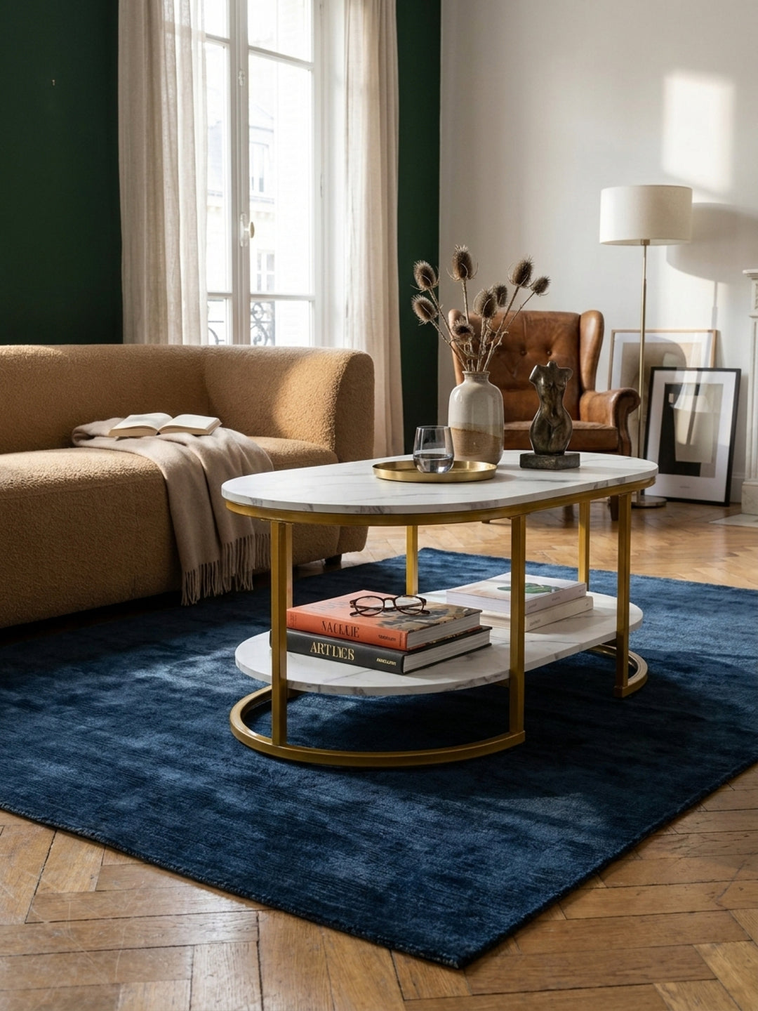 Moderner Sofatisch in Weiß und Gold mit praktischer Ablage, stilvoll kombiniert mit einem hellen Sofa und Dekoration._
