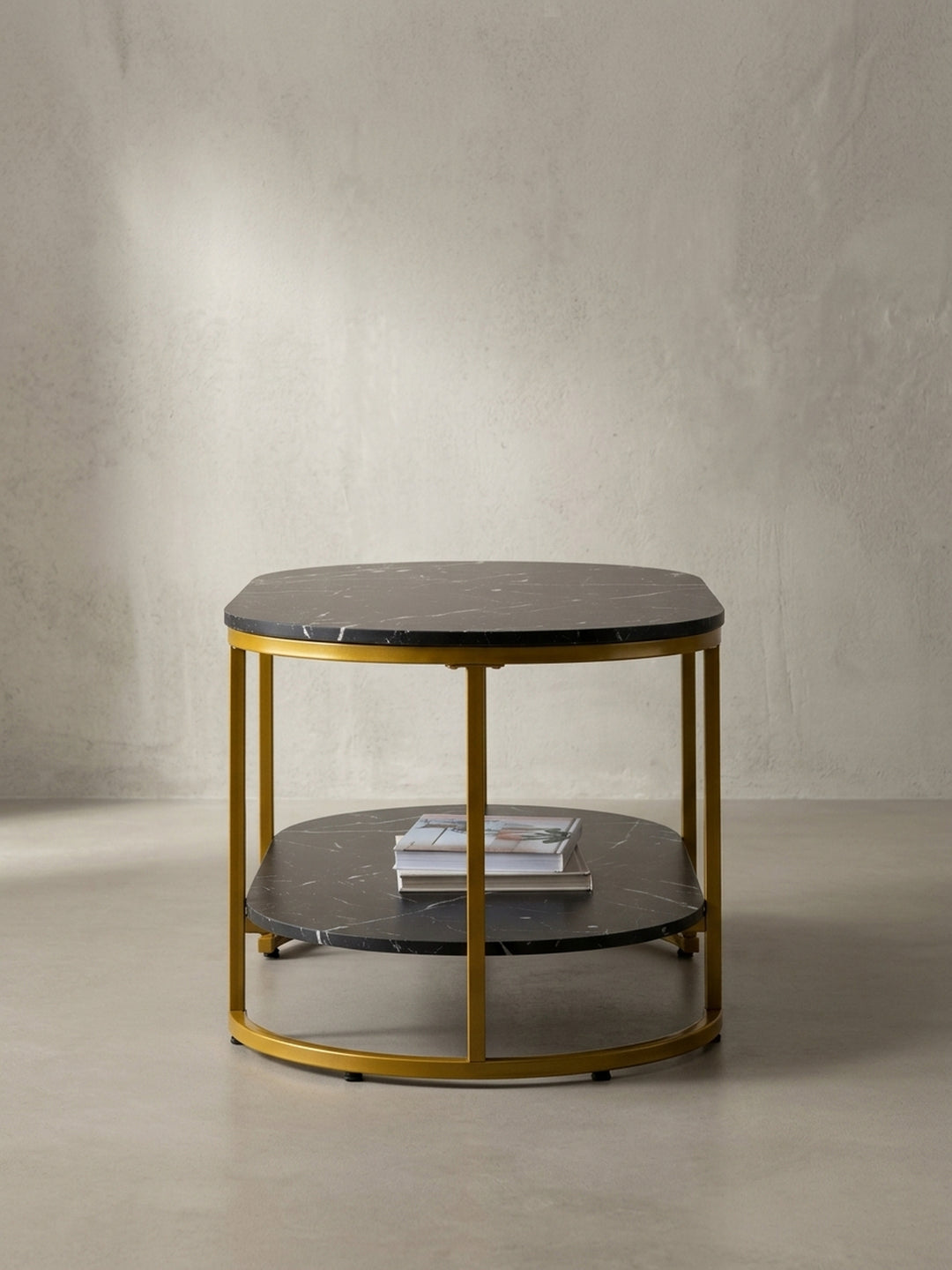 Seitenansicht des Kaffeetisches, die seine Höhe von 45 cm und die schlanke Konstruktion des goldenen Eisengestells zeigt, ideal für moderne Wohnlandschaften._