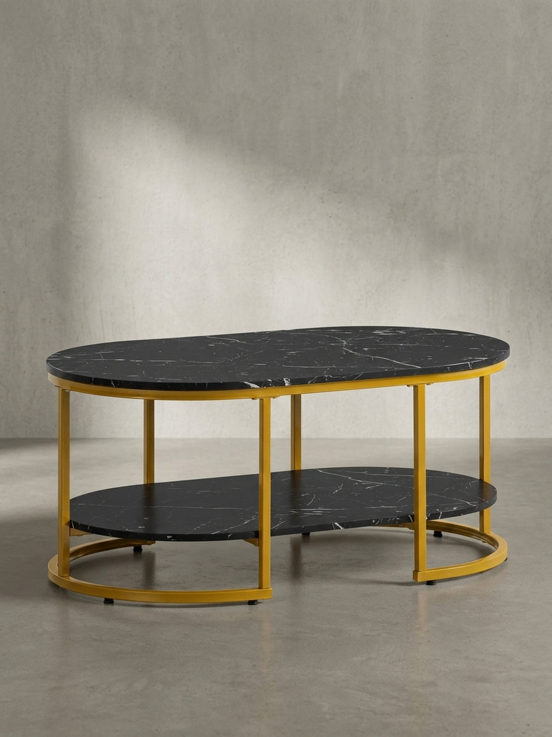 Frontansicht des modernen Couchtisches 100x60 cm in schwarzer Marmor-Optik mit filigranem, goldenem Metallgestell, freigestellt vor weißem Hintergrund._