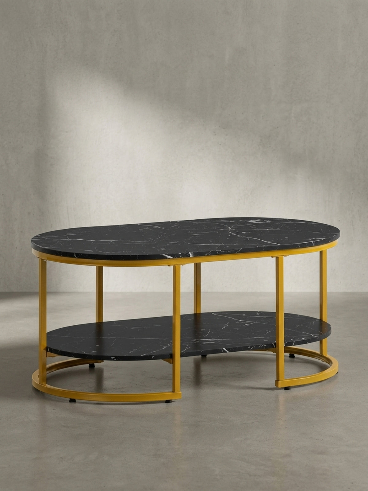 Frontansicht des modernen Couchtisches 100x60 cm in schwarzer Marmor-Optik mit filigranem, goldenem Metallgestell, freigestellt vor weißem Hintergrund.