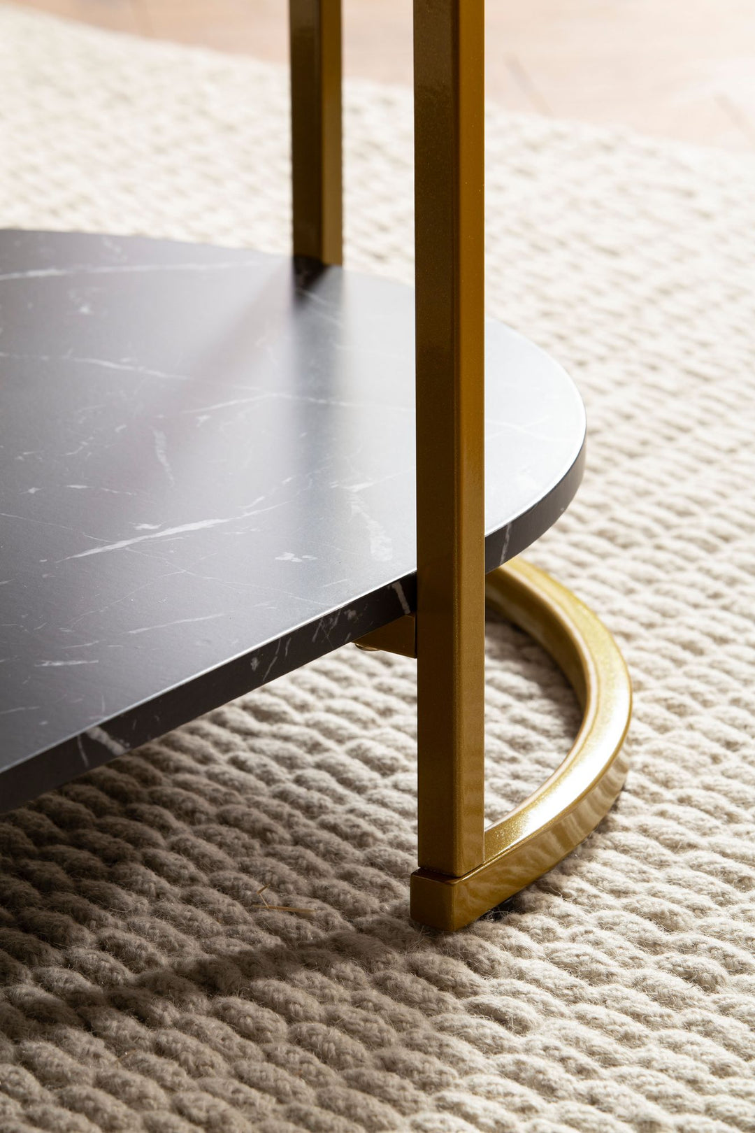 Couchtisch mit Marmor Optik, rechteckig, Ablage, goldenes Metallgestell