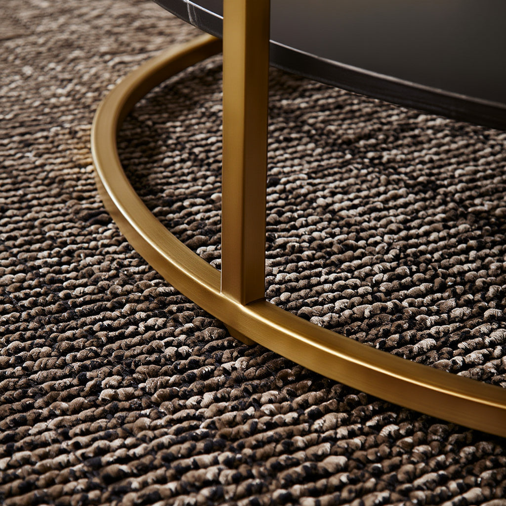 Detailaufnahme des goldfarbenen Metallgestells mit runder Basis