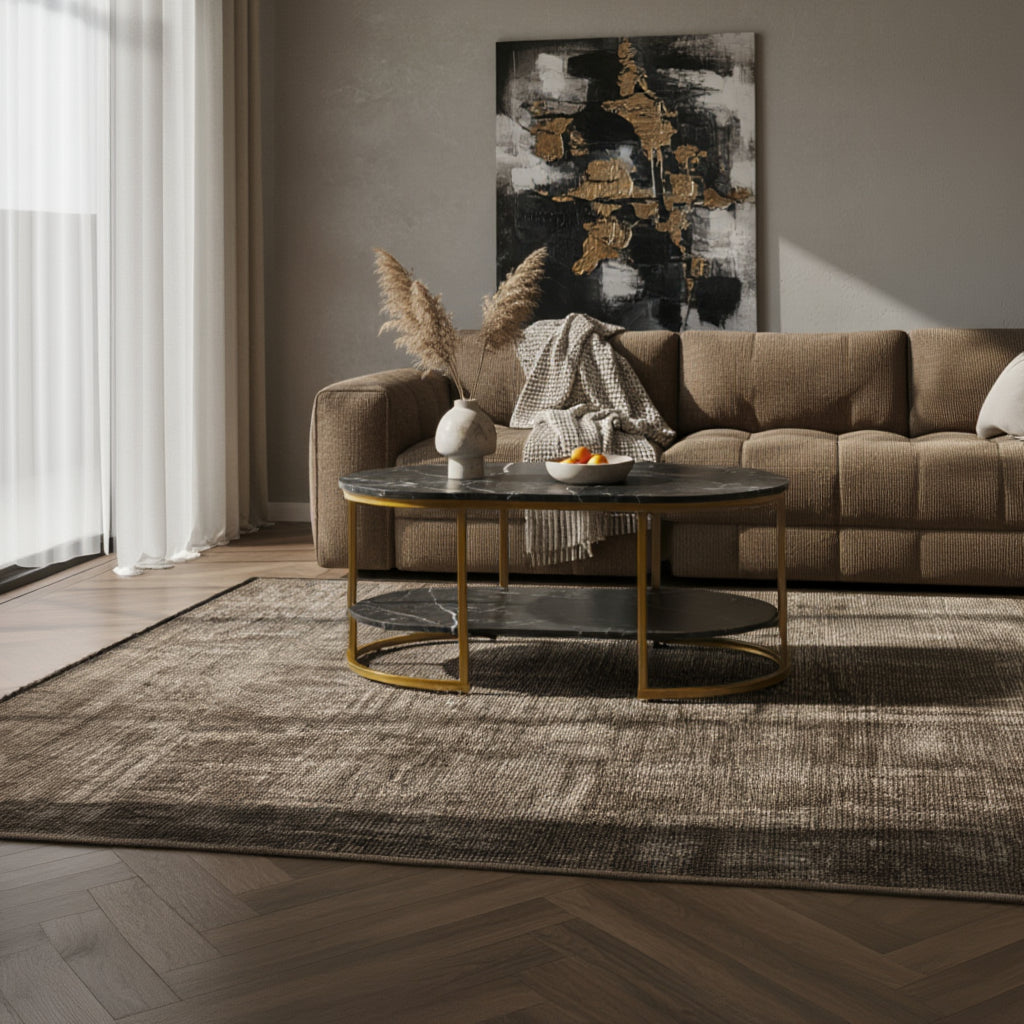 Modernes Wohnzimmer mit Sofatisch in Schwarz und Gold auf Teppich