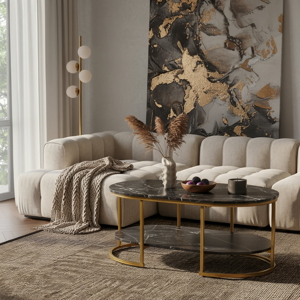 Kaffeetisch mit eleganter Marmoroptik und goldenen Linien im Interieur _