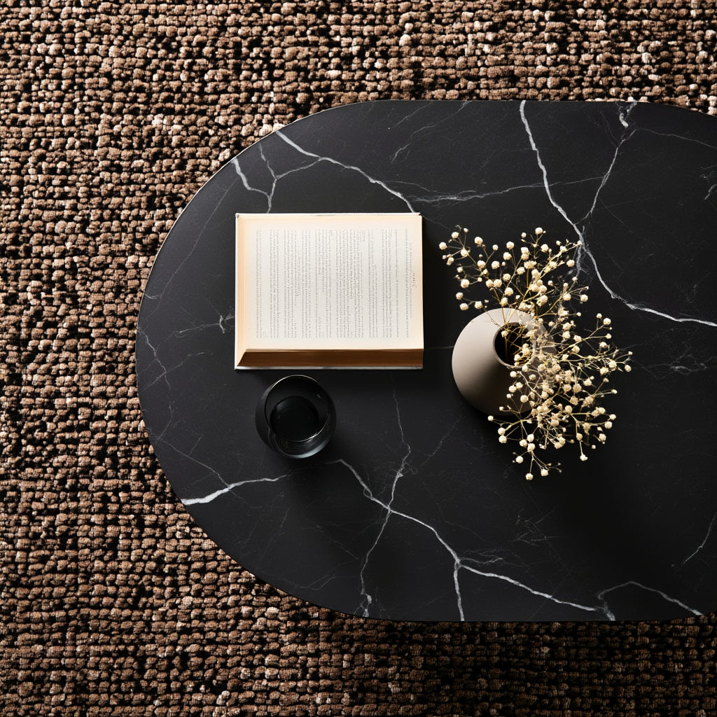 Ovaler Design-Tisch mit Ablage und Marmor-Optik für modernes Wohnzimmer _