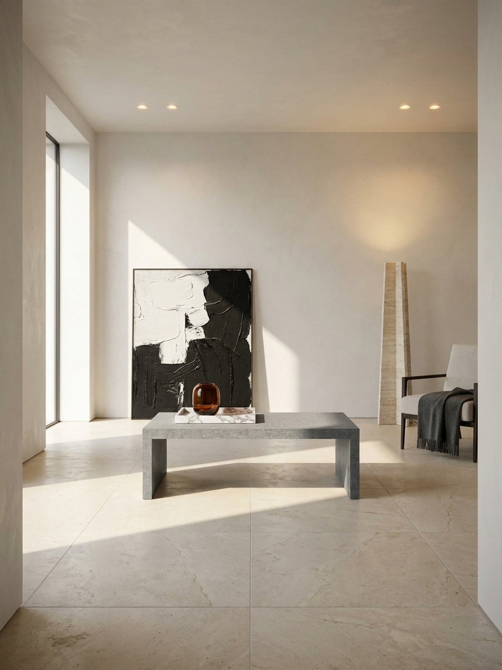Minimalistischer Couchtisch 110x55x35 cm in grauer Beton-Optik im Zentrum eines großzügigen Wohnzimmers auf fugenlosem Kalksteinboden vor einer handverputzten Wand_