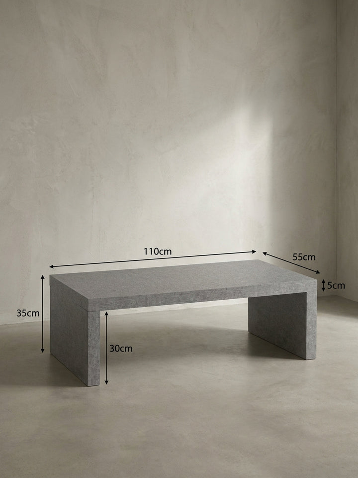 Technische Zeichnung des grauen Wohnzimmertisches mit detaillierten Maßangaben von 110 cm Länge, 55 cm Tiefe und 35 cm Höhe für die exakte Raumplanung_