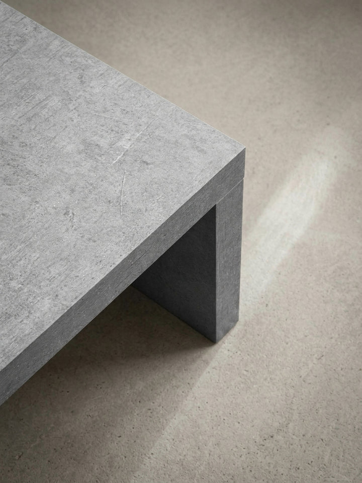 Detaillierte Studioaufnahme der Eckverbindung des Kaffeetisches, die das nahtlose Design der matten Beton-Optik präzise und scharf einfängt_