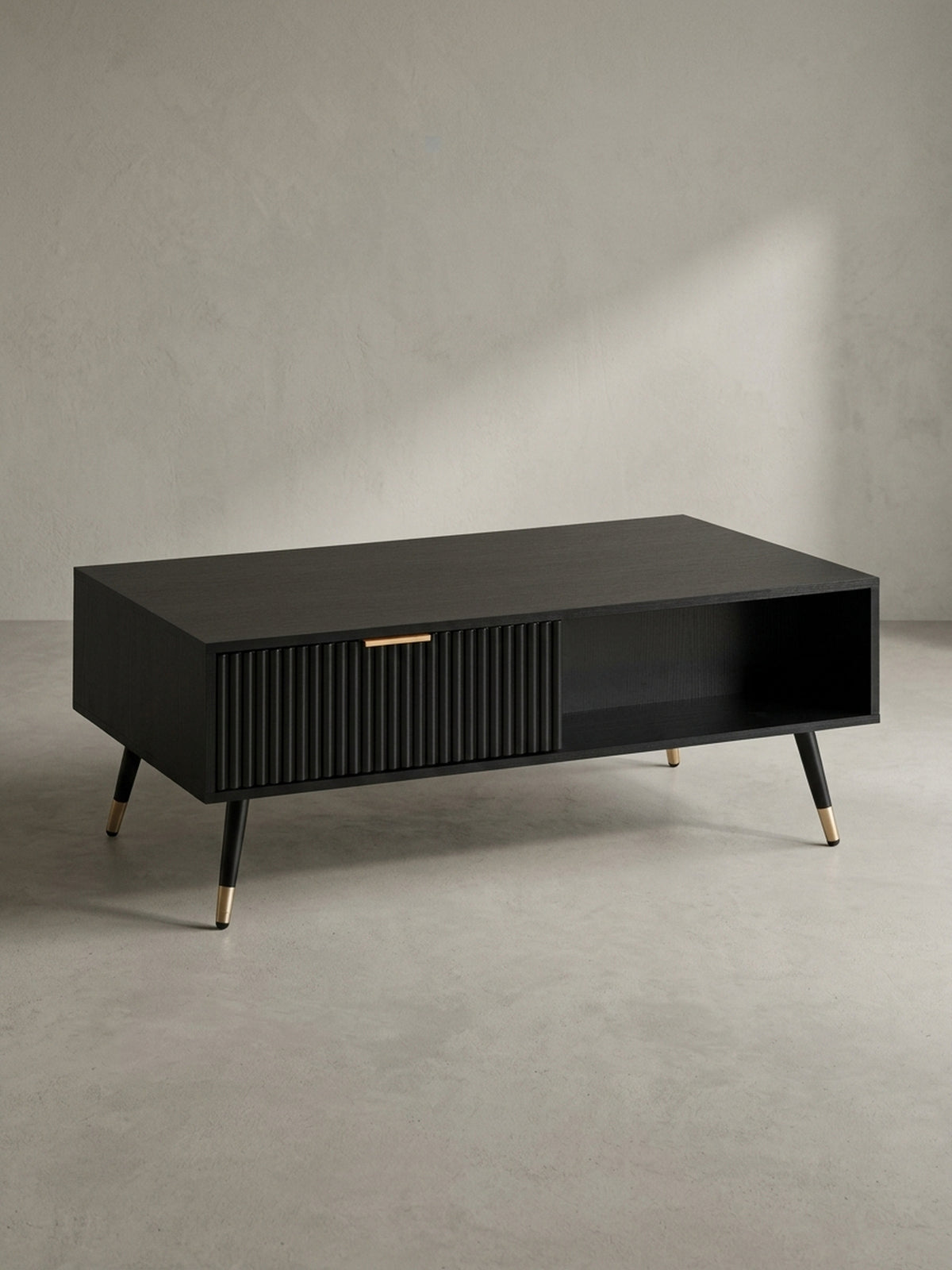Moderner Couchtisch in Schwarz mit Eiche-Optik und goldfarbenen Details, freigestellt in der Frontalansicht, die die klare Linienführung betont.