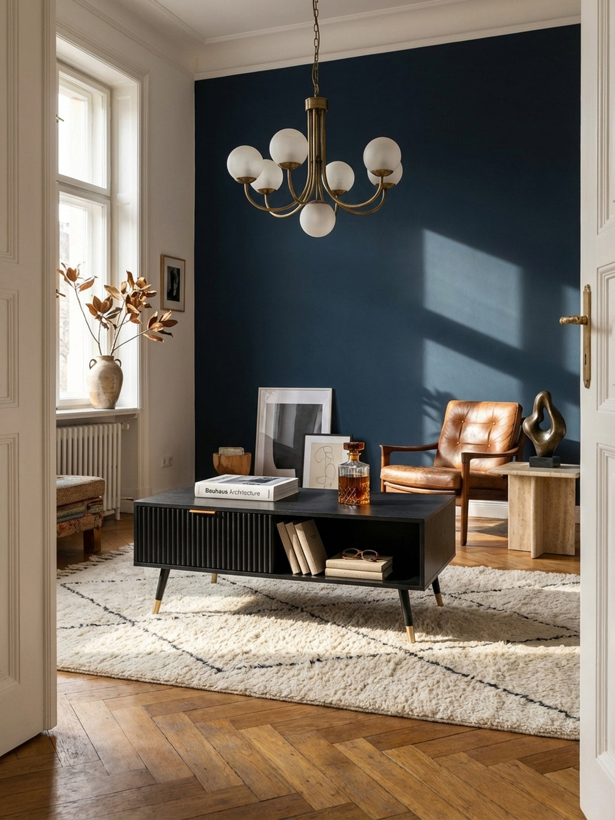 Eleganter schwarzer Couchtisch mit Eiche-Dekor und Goldakzenten als Mittelpunkt eines stilvollen Wohnzimmers mit hellem Beni Ourain-Teppich und Ledersofa.