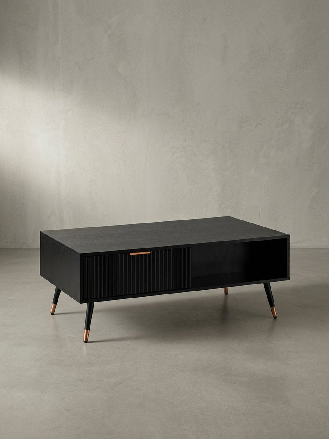 Der Design-Couchtisch in schwarzer Eichenoptik fasst modernes Design und funktionale Aufbewahrung in einem Möbelstück für das Wohnzimmer zusammen._