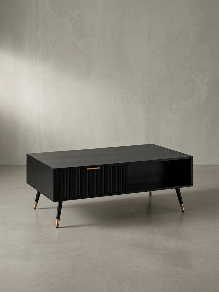Der Design-Couchtisch in schwarzer Eichenoptik fasst modernes Design und funktionale Aufbewahrung in einem Möbelstück für das Wohnzimmer zusammen._