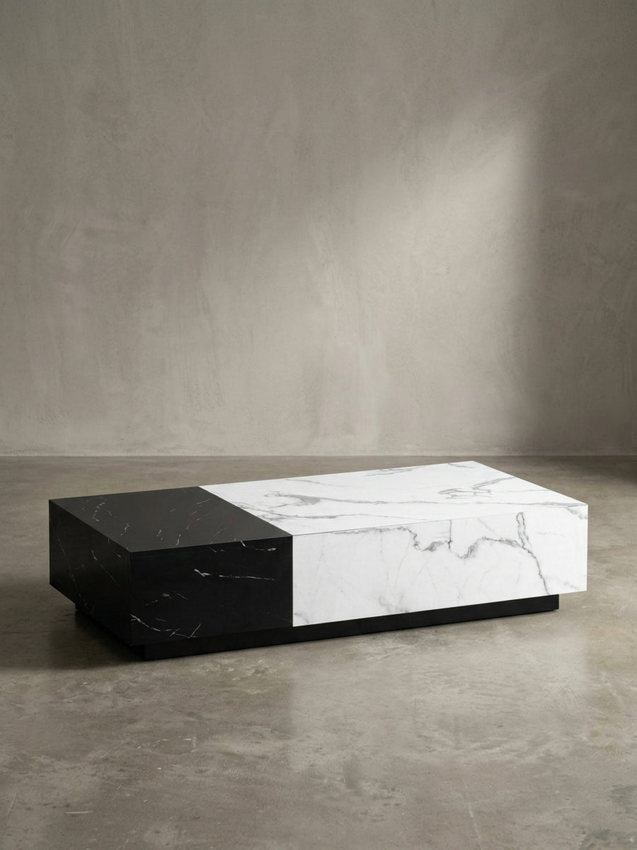 Schräge 3/4-Ansicht des Sofatischs auf weißem Hintergrund, die seine blockartige Silhouette und die Tiefe der integrierten Schubladen hervorhebt._