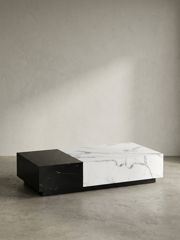 Freigestellter Couchtisch in modernem Design, der die klare, rechteckige Form und den grafischen Kontrast von schwarzer und weißer Marmor-Optik zeigt._