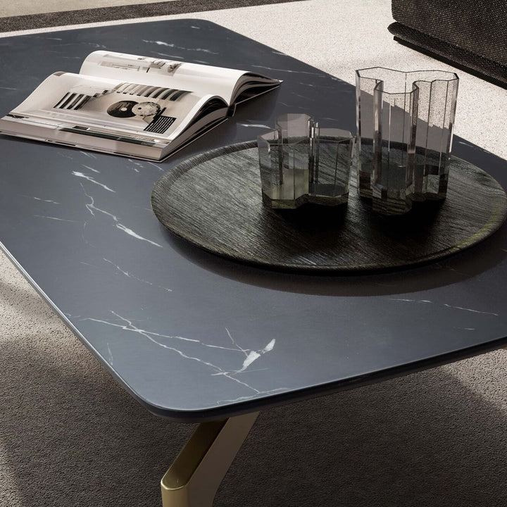 Detailaufnahme der Tischplatte in schwarzer Marmoroptik mit feiner Maserung _