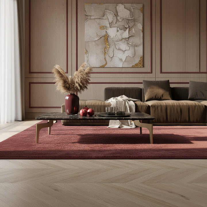 Design-Sofatisch mit Marmorplatte und goldenen Metallfüßen in modernem Stil _