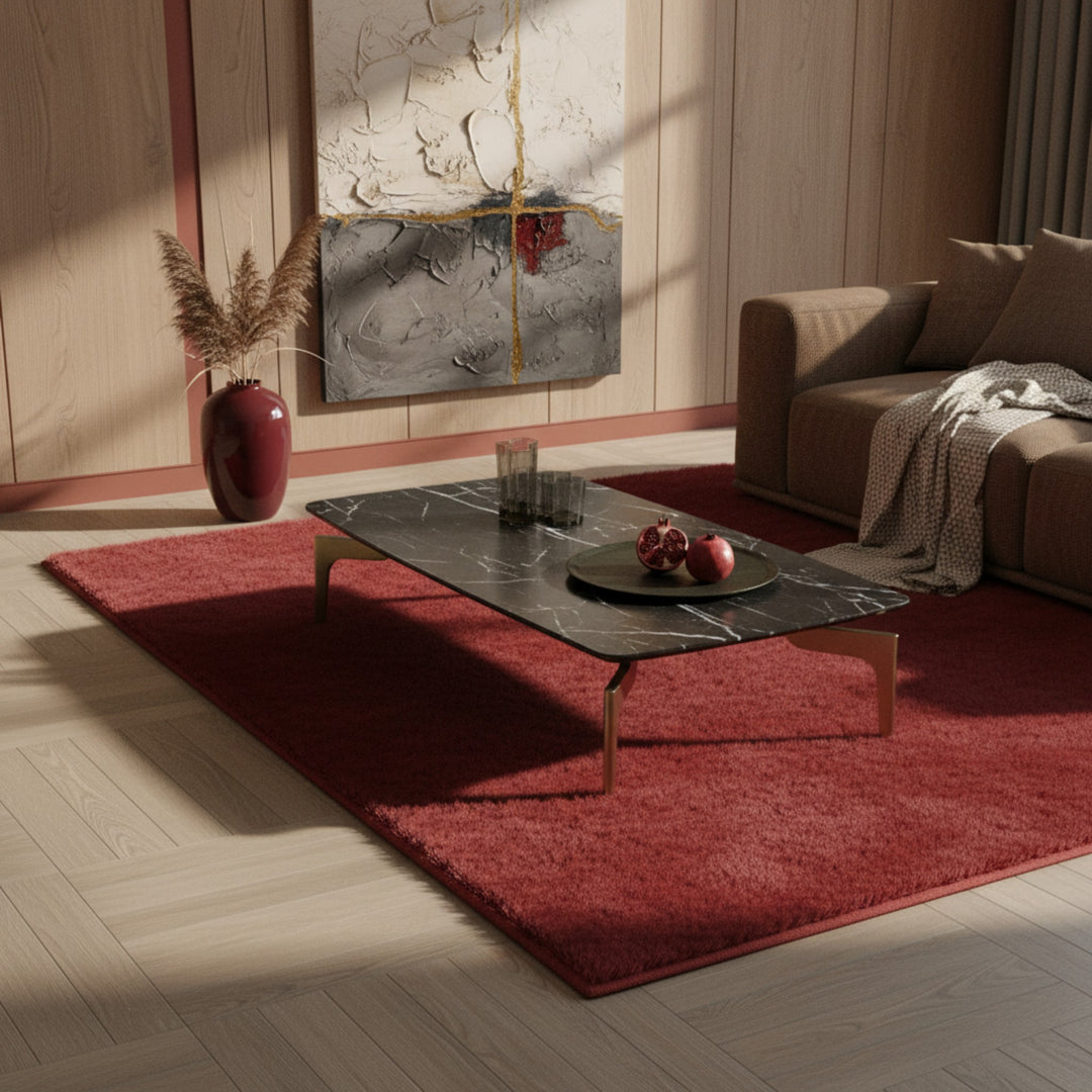 Großer Couchtisch mit Hochglanzplatte und dekorativen Accessoires im Wohnzimmer _