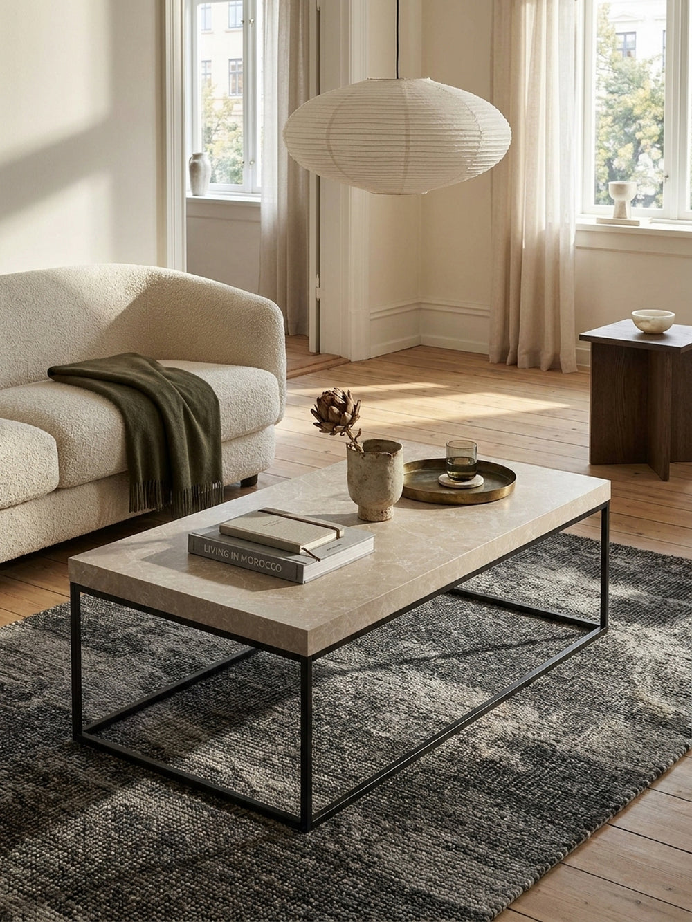 Der große Wohnzimmertisch in Stein-Optik harmoniert perfekt mit einem cremefarbenen Ecksofa und einem weichen, strukturierten Teppich für ein stimmiges Gesamtbild._