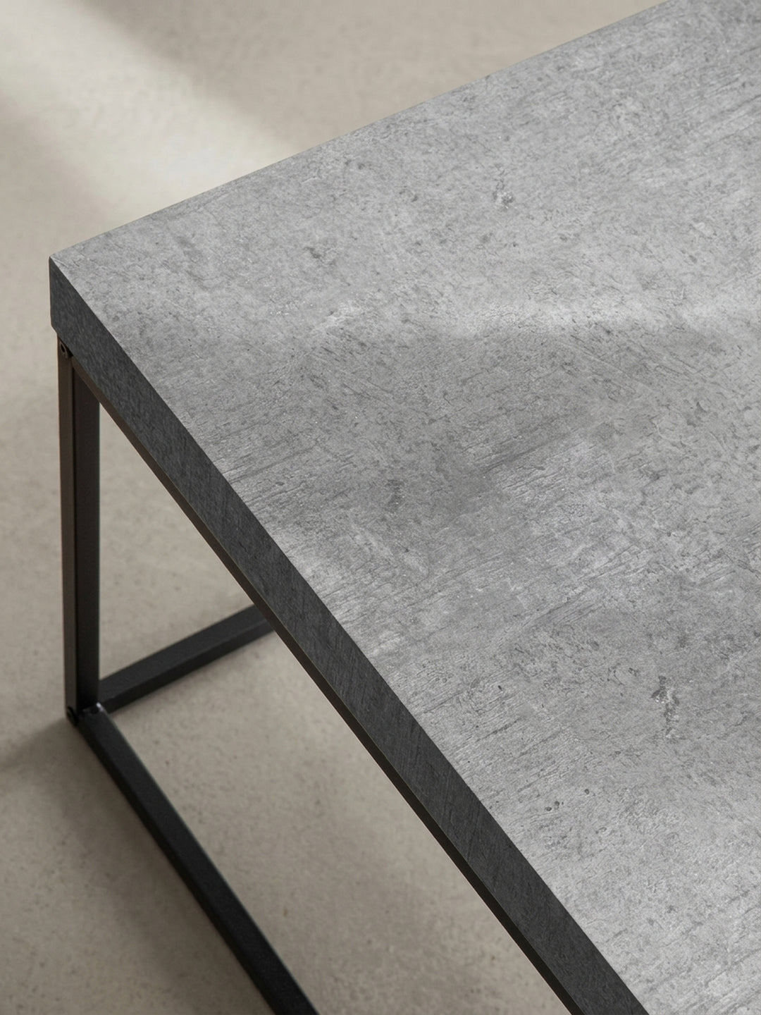 Alternativer Blickwinkel auf den Sofatisch, der die großzügige Tischfläche und die schlichte Eleganz des Designs betont._