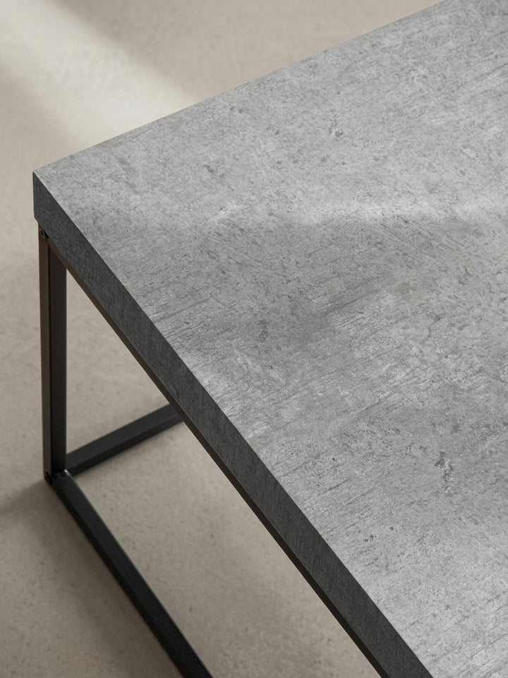 Alternativer Blickwinkel auf den Sofatisch, der die großzügige Tischfläche und die schlichte Eleganz des Designs betont._