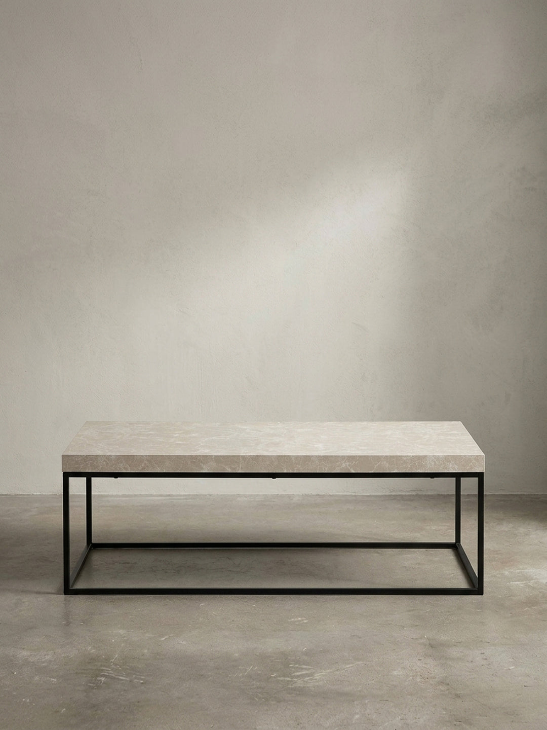 Frontansicht des modernen Couchtisches 120x60 cm mit sandfarbener Platte und minimalistischem schwarzen Metallgestell, isoliert auf weißem Hintergrund._