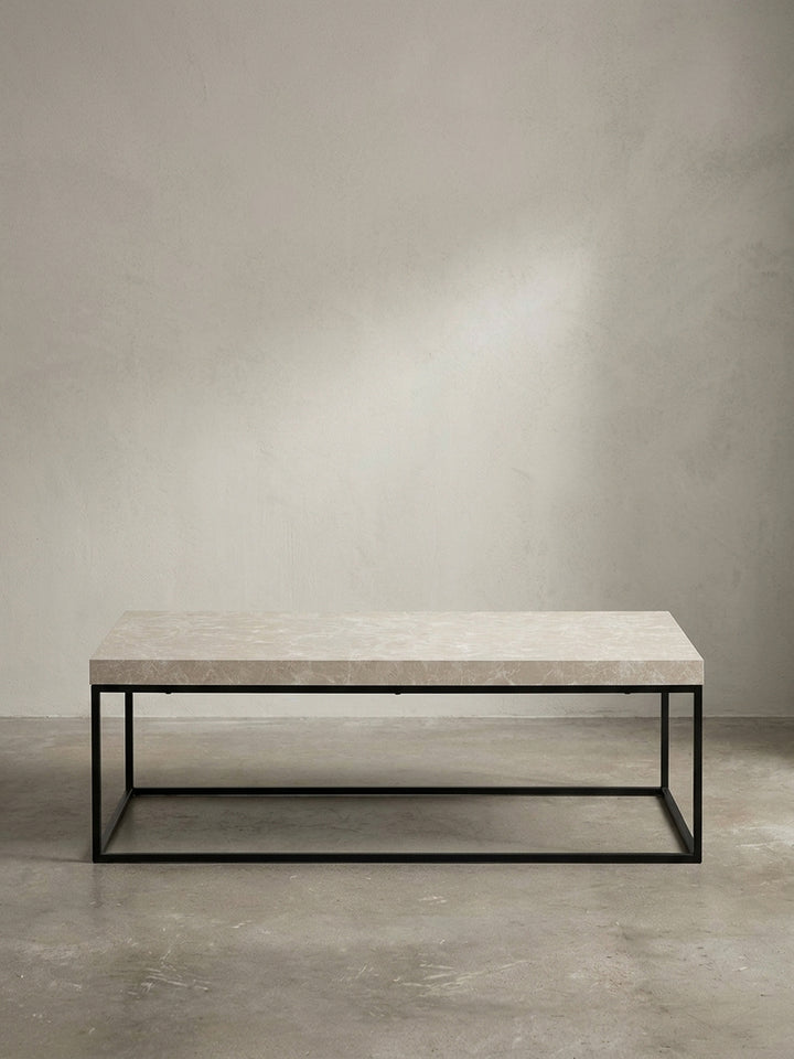 Frontansicht des modernen Couchtisches 120x60 cm mit sandfarbener Platte und minimalistischem schwarzen Metallgestell, isoliert auf weißem Hintergrund._