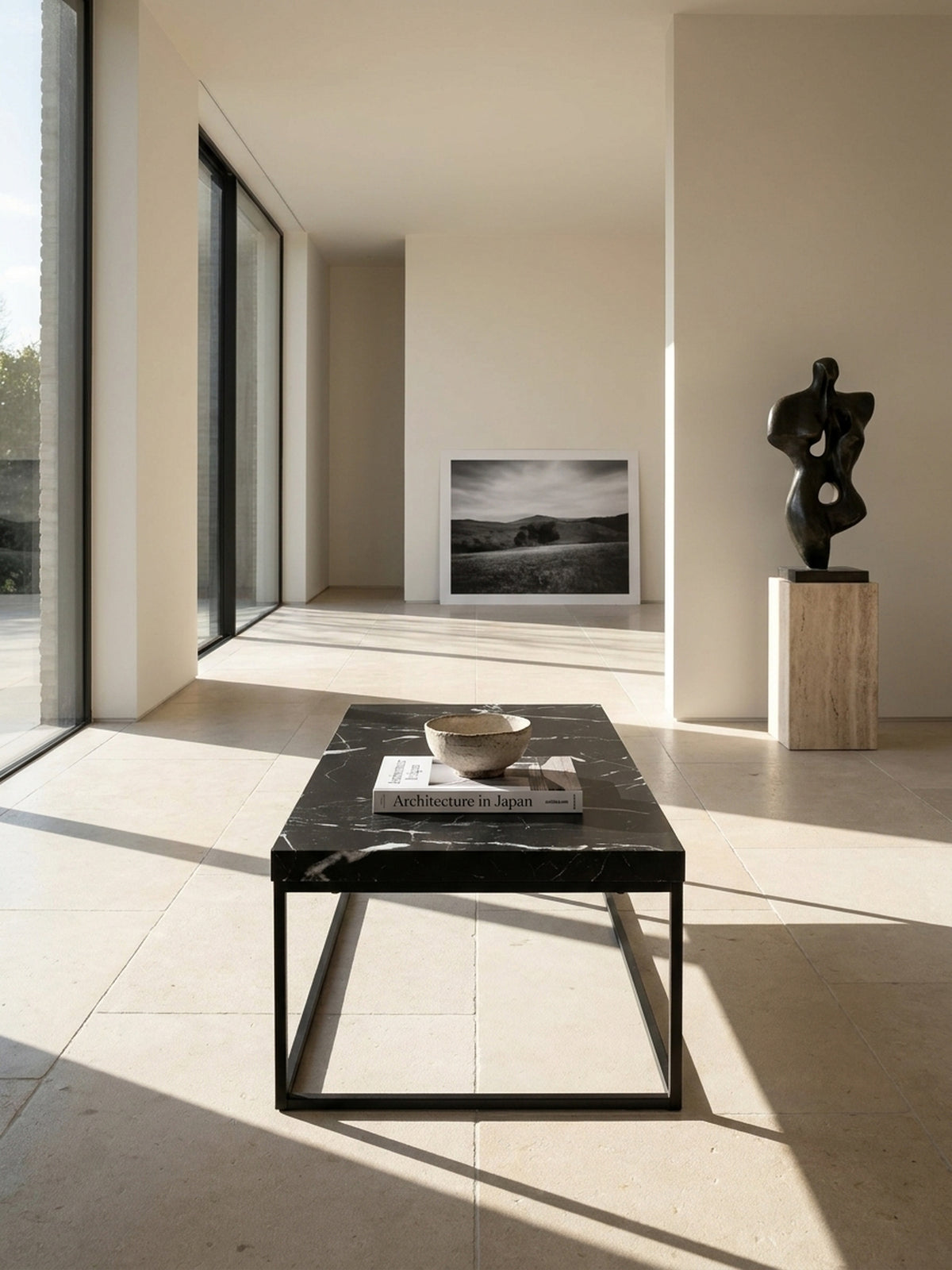 Vorderansicht des rechteckigen Couchtischs 120x60 cm mit dunkler Marmor-Optik und geradlinigem schwarzen Eisen-Gestell freigestellt vor einem neutralen Fotostudio-Hintergrund_