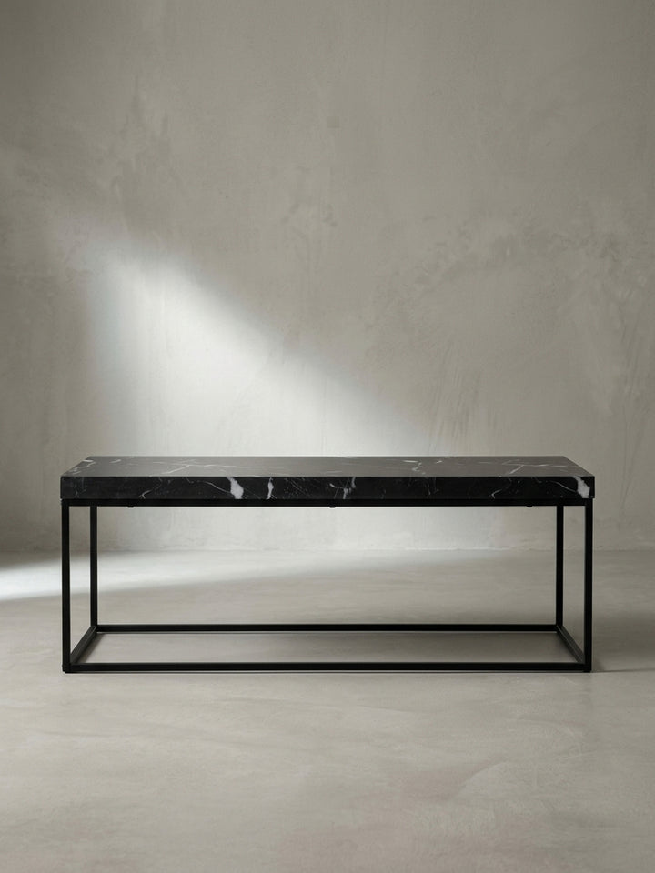 Seitliche Perspektive des geometrischen Wohnzimmertischs, welche das minimalistische kantige Design und die fünf Zentimeter starke Tischplatte mit Klarlack-Versiegelung deutlich zeigt_