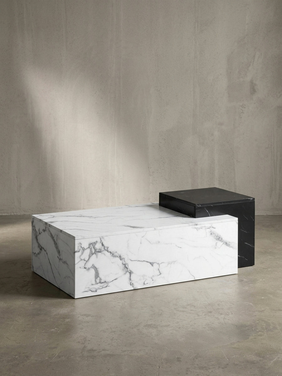 Seitenprofil des zweifarbigen Kaffeetisches, das die unterschiedlichen Höhen von 32 cm und 40 cm und die klare, blockhafte Formgebung verdeutlicht._