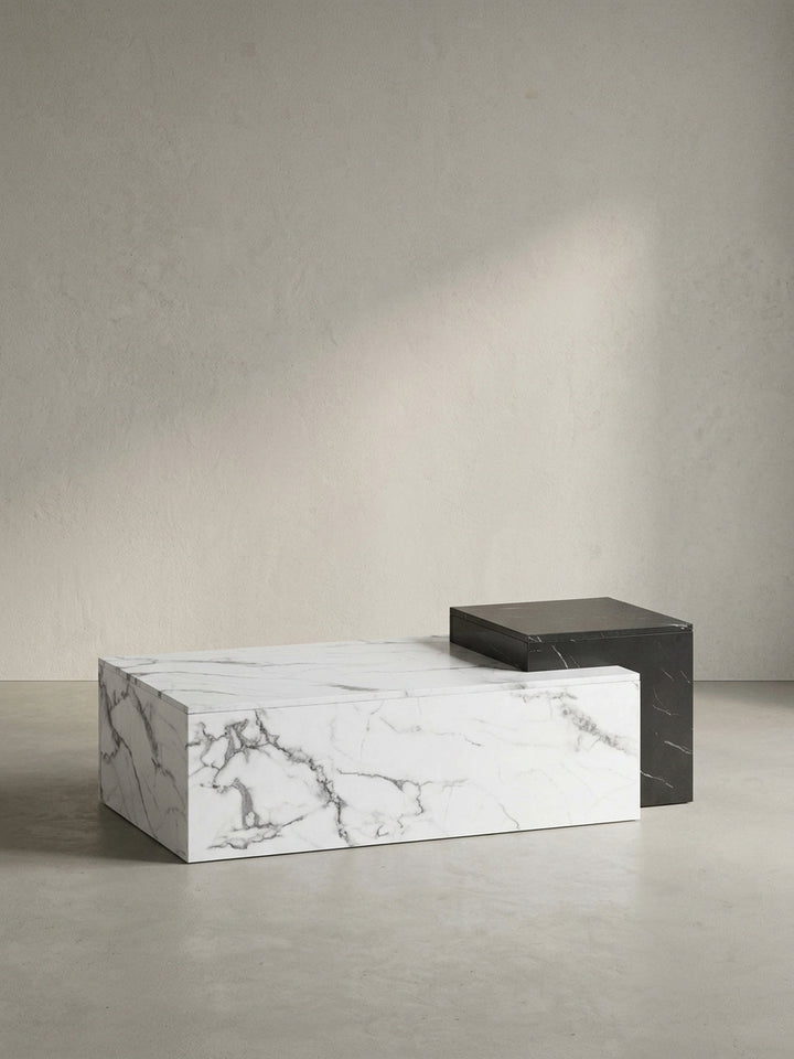 Gesamtüberblick über den großen Couchtisch in Marmor-Optik, der seine funktionale zweistufige Ablagefläche und das moderne Design präsentiert._