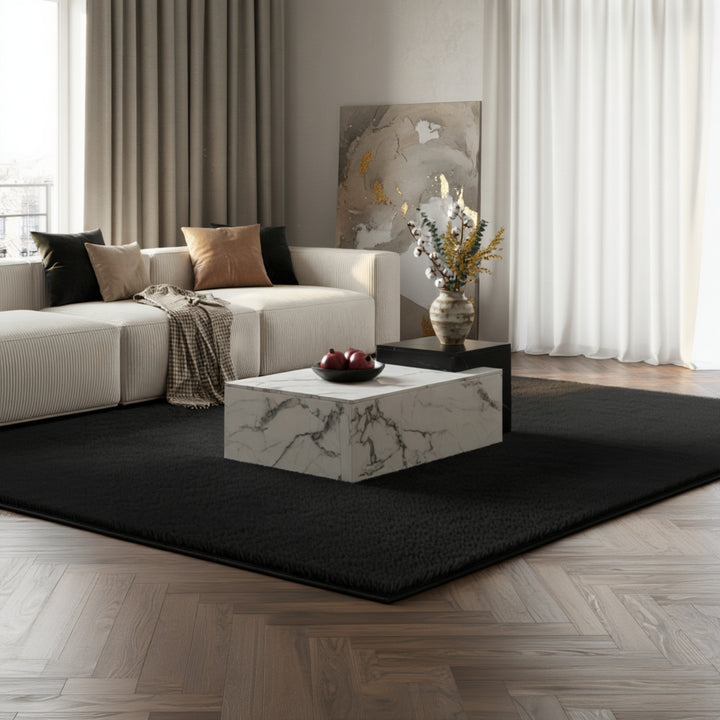 Design-Wohnzimmertisch mit kontrastierender Oberfläche und eleganter Deko _