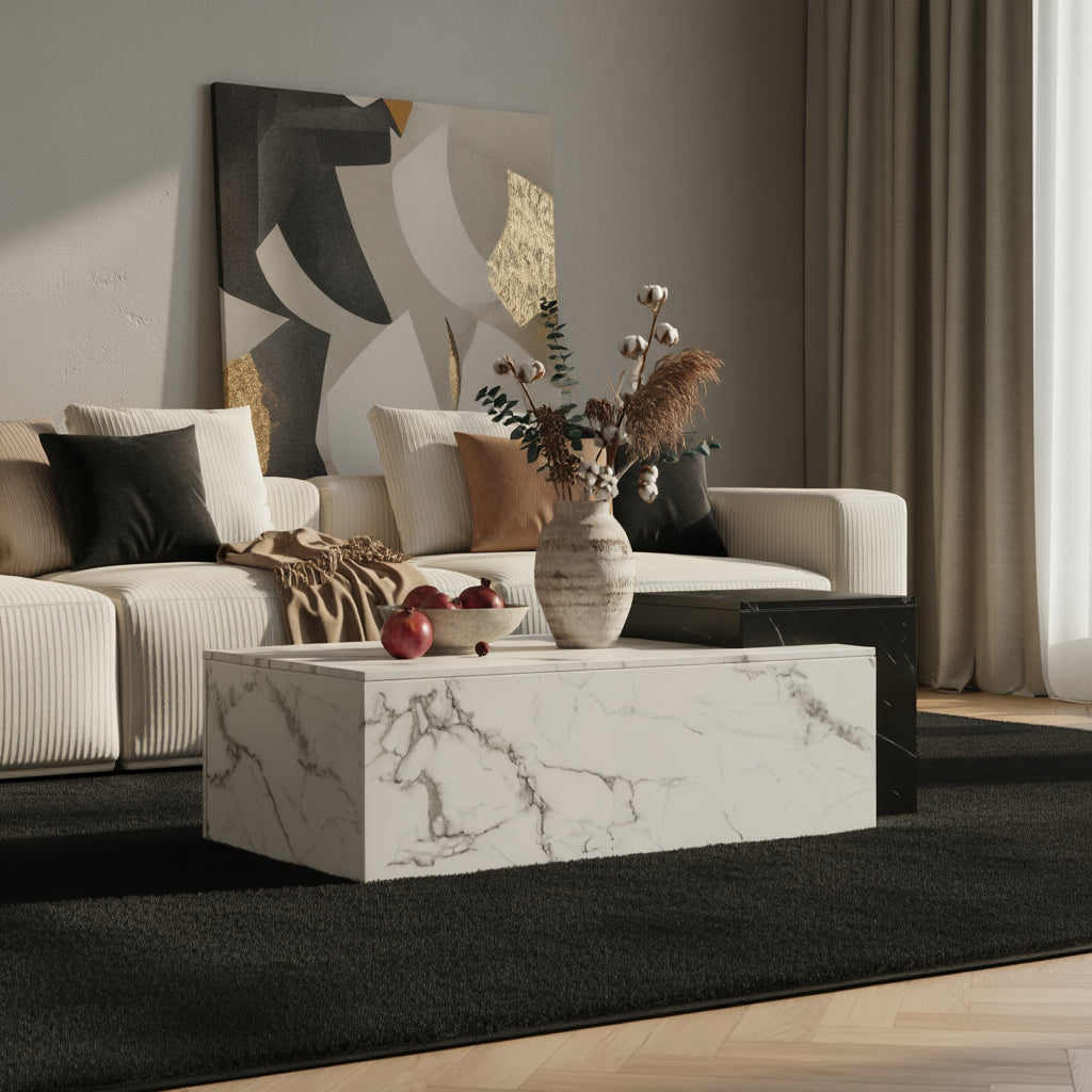 Moderner Couchtisch mit Dekoration im hellen Wohnzimmerambiente _