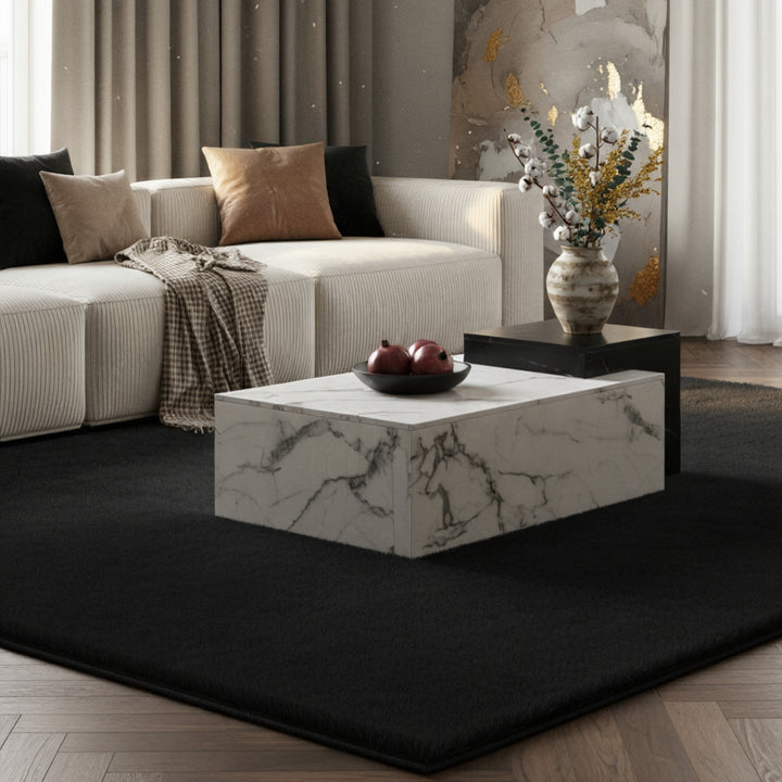 Kaffeetisch in Marmor-Optik mit stilvoller Vase und Granatäpfeln _