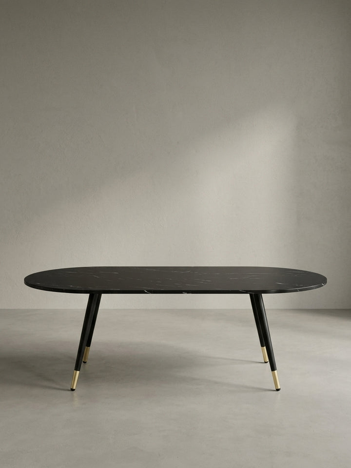 Seitenansicht des flachen Kaffeetisches in Schwarz mit eleganter Silhouette und einer zwei Zentimeter dicken folierten MDF-Tischplatte._