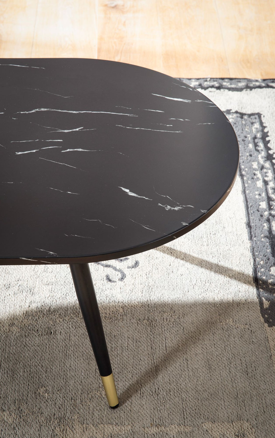 Couchtisch oval in Marmor-Optik – mit Metallgestell im modernen Design