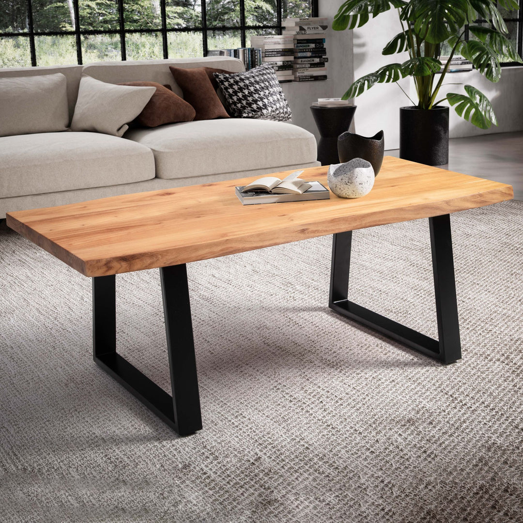 Couchtisch aus Akazie Massivholz mit Metall-Trapezbeinen und Baumkante im Design-Stil