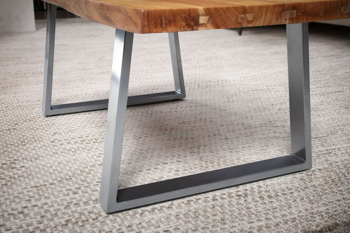 Couchtisch aus Akazie Massivholz mit Metall-Trapezbeinen und Baumkante im Design-Stil