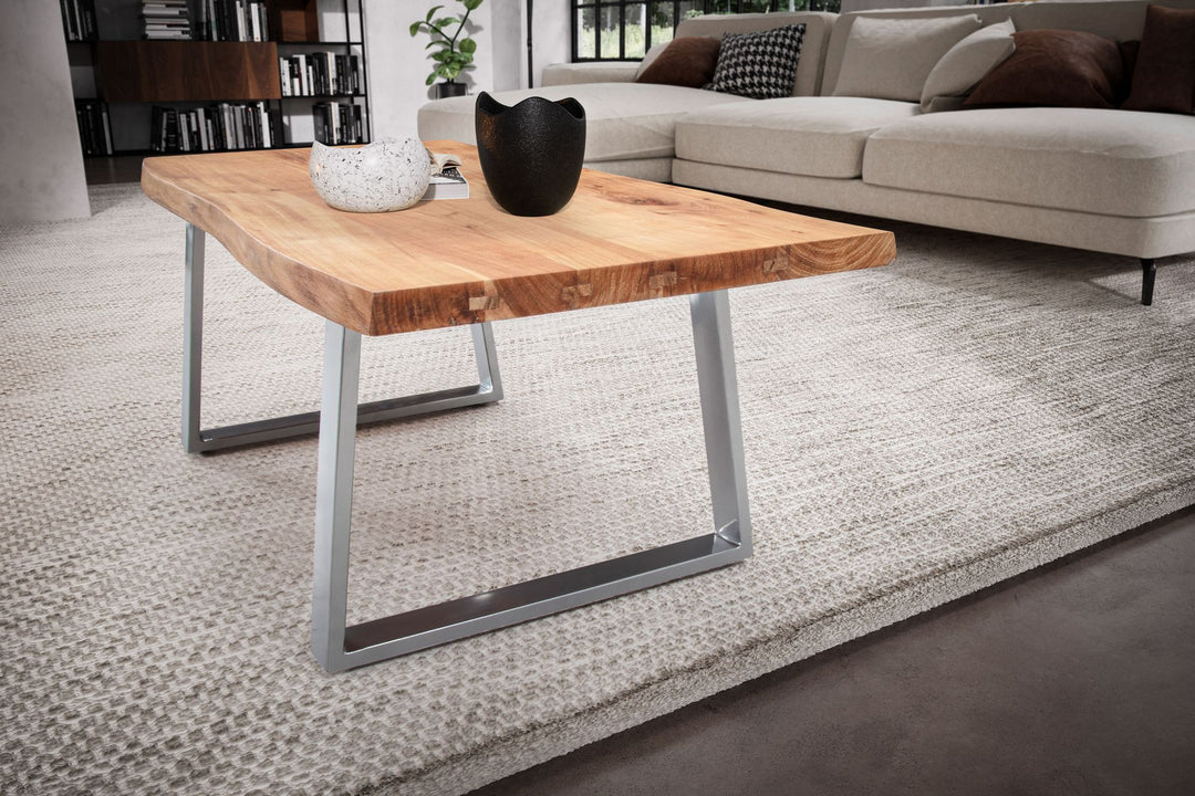 Couchtisch aus Akazie Massivholz mit Metall-Trapezbeinen und Baumkante im Design-Stil