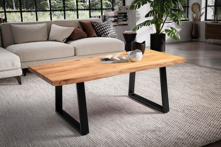 Couchtisch aus Akazie Massivholz mit Metall-Trapezbeinen und Baumkante im Design-Stil