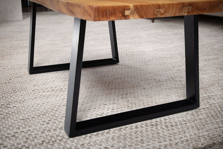 Couchtisch aus Akazie Massivholz mit Metall-Trapezbeinen und Baumkante im Design-Stil