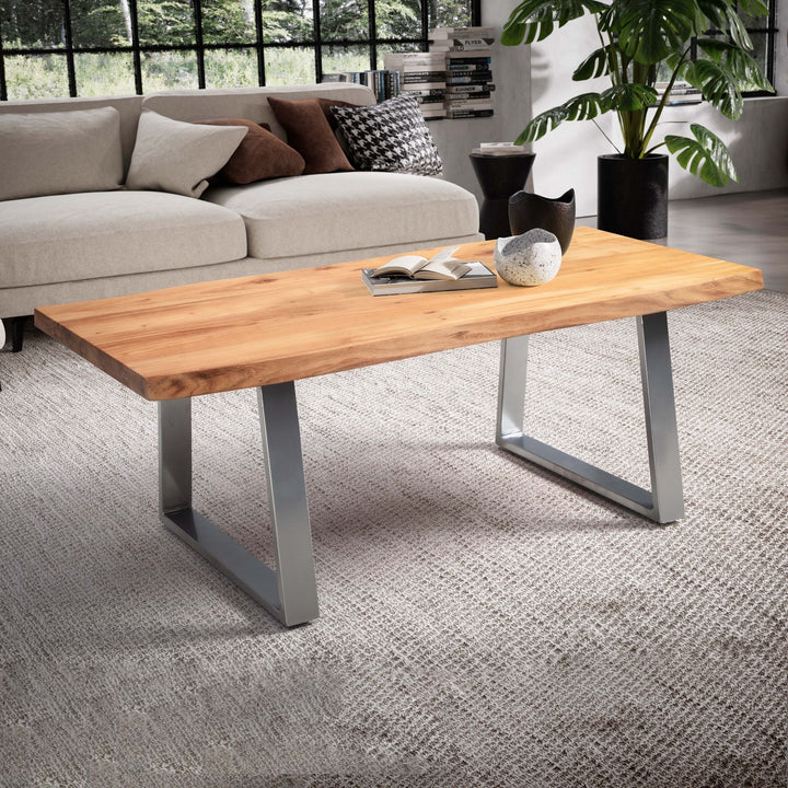 Couchtisch aus Akazie Massivholz mit Metall-Trapezbeinen und Baumkante im Design-Stil