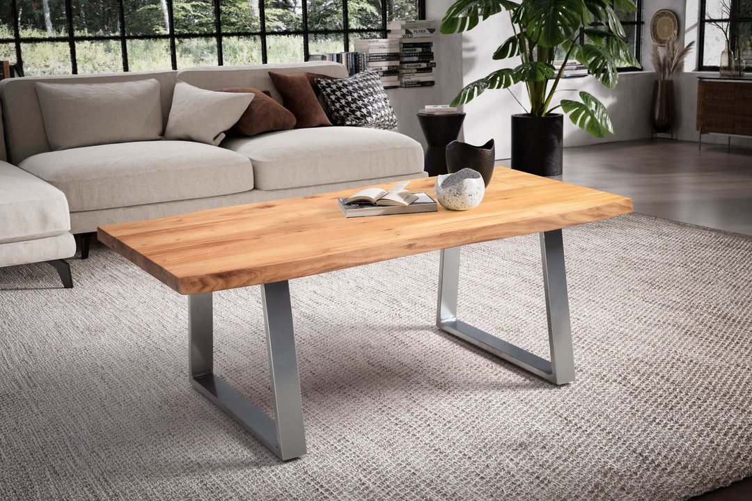 Couchtisch aus Akazie Massivholz mit Metall-Trapezbeinen und Baumkante im Design-Stil