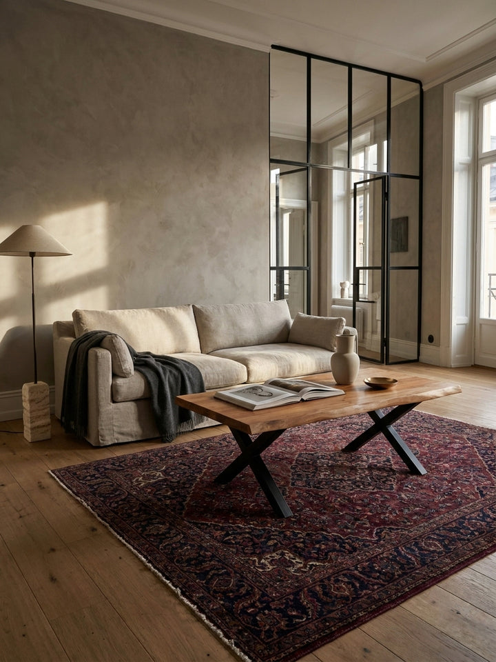 Couchtisch aus Akazie Massivholz mit X-Beinen als Herzstück eines großzügigen Wohnzimmers mit Eichenparkett und Leinensofa._